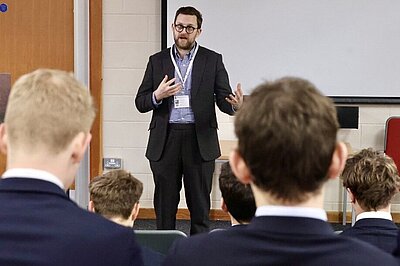 Freddie talking to students